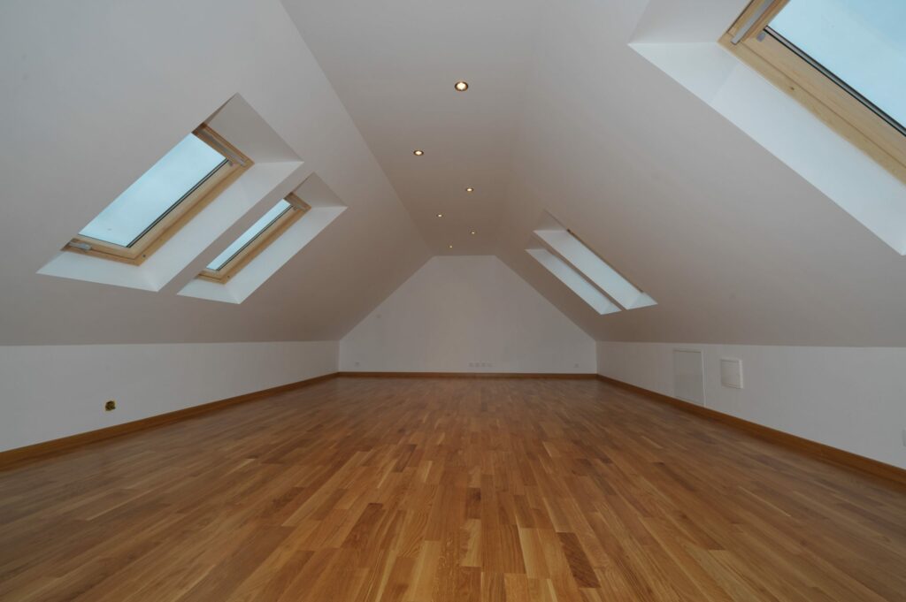 découvrez des conseils et astuces pour un aménagement de combles économique, alliant optimisation de l'espace et réduction des coûts, afin de transformer votre grenier en pièce à vivre confortable sans vous ruiner.