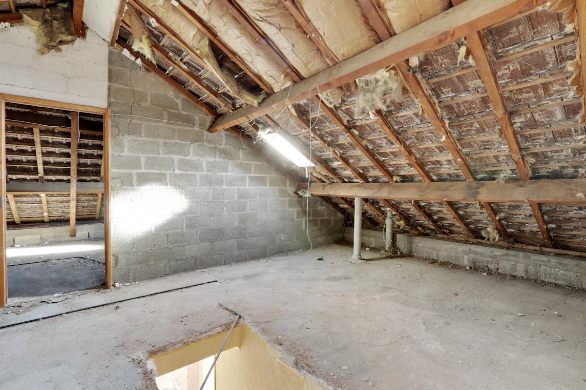 optimisez l’espace avec un aménagement de combles de 25 m² : conseils, idées déco et solutions pratiques pour créer une pièce fonctionnelle et agréable sous les toits.