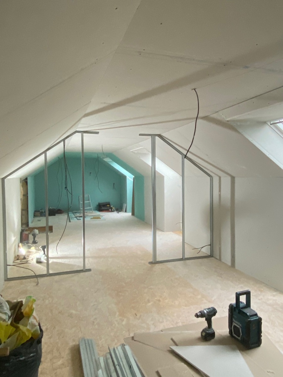 optimisez votre espace avec l’aménagement de combles de 40m2 : idées, conseils et solutions pour transformer vos combles en pièce à vivre fonctionnelle et confortable.