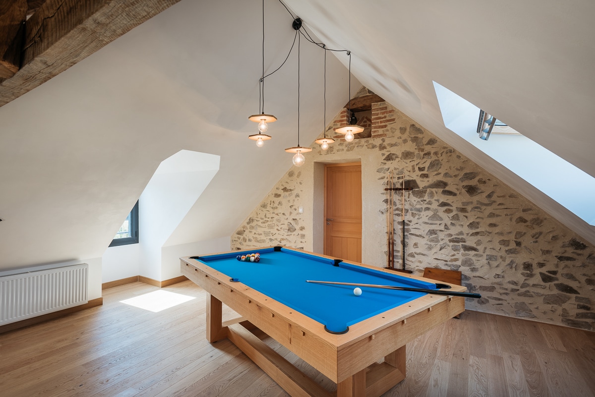 découvrez nos conseils et idées pour l'aménagement de combles : optimisez l'espace sous votre toit et transformez-le en pièce à vivre confortable et fonctionnelle. inspiration, astuces et solutions pour réussir vos travaux !