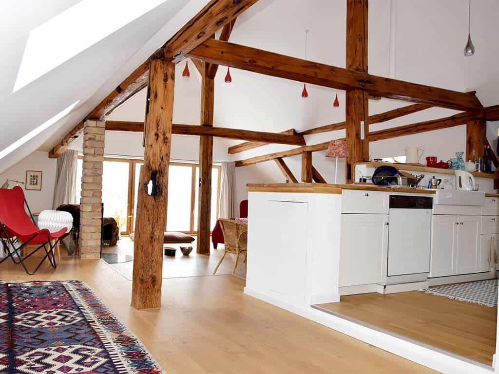 découvrez combien coûte l’aménagement de combles : prix moyens, facteurs à considérer, aides financières et conseils pour optimiser votre budget et valoriser votre maison.