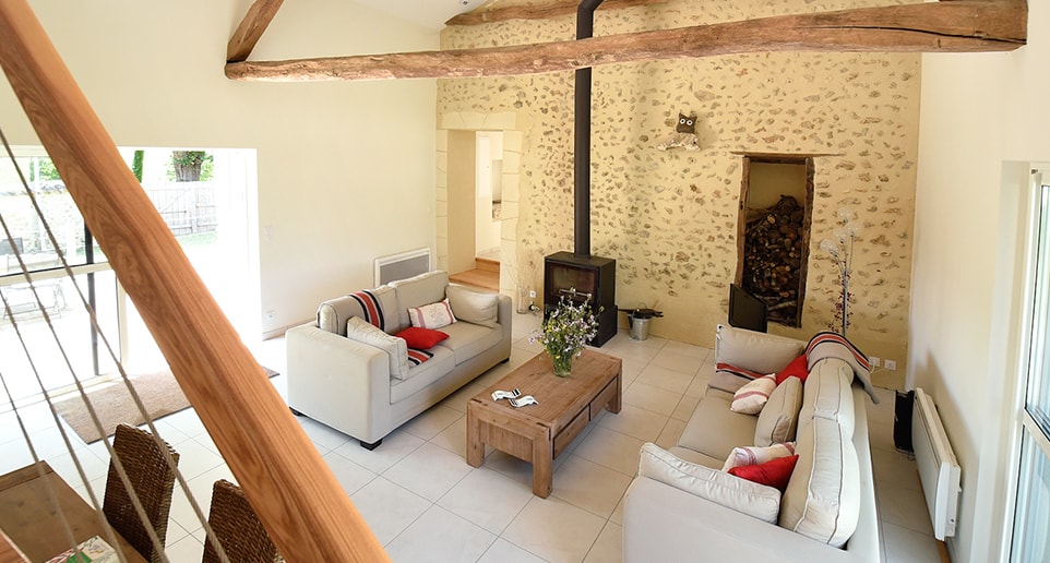 découvrez nos conseils et idées pratiques pour aménager une grange en espace de vie ou de travail. optimisez l'espace, misez sur la décoration et transformez votre grange en un lieu unique et chaleureux.