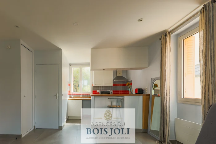 découvrez un appartement plein de charme à vanves, alliant confort et élégance dans un cadre paisible, proche de paris. idéal pour une vie agréable et pratique, avec des commodités à proximité.