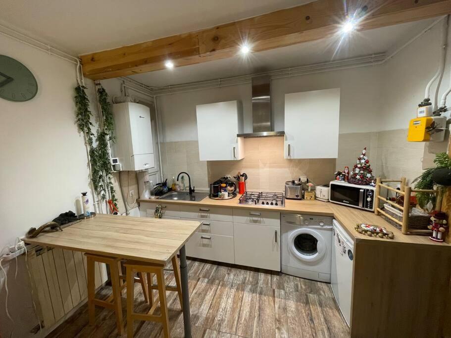 découvrez un appartement de charme à vanves, alliant confort et authenticité dans un quartier calme et recherché, proche des commodités et transports. idéal pour un cadre de vie agréable aux portes de paris.