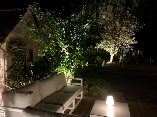 découvrez nos meilleures astuces pour un éclairage extérieur élégant et sécurisé à neuilly. conseils pratiques, idées déco et solutions pour illuminer votre jardin ou terrasse avec style.