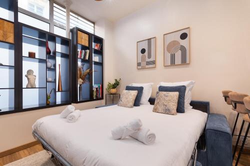 découvrez une atmosphère chaleureuse inspirée du 17e siècle, où élégance historique et ambiance conviviale se rencontrent pour un moment inoubliable.