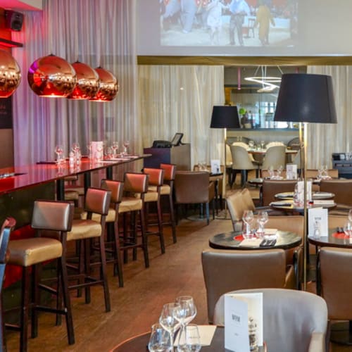 plongez dans une atmosphère chaleureuse inspirée du 17e siècle, où élégance, convivialité et traditions se rejoignent pour offrir un cadre authentique et accueillant.