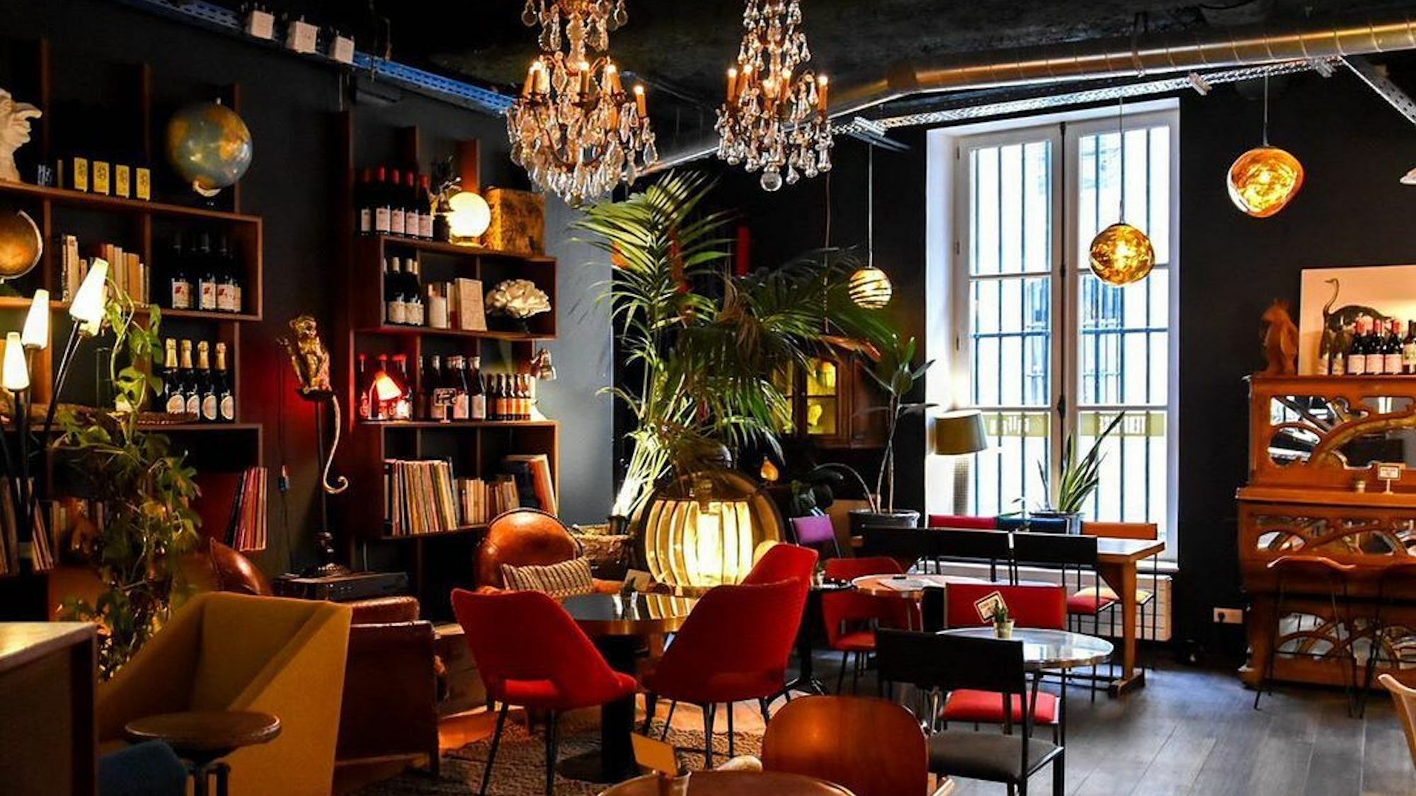 découvrez une atmosphère chaleureuse inspirée du 17e siècle, alliant élégance et convivialité pour une expérience unique et authentique.