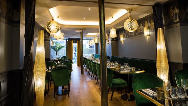 découvrez l'atmosphère chaleureuse du 17e arrondissement, entre convivialité, authenticité et charme parisien, pour des sorties et moments inoubliables dans un quartier vivant et accueillant.