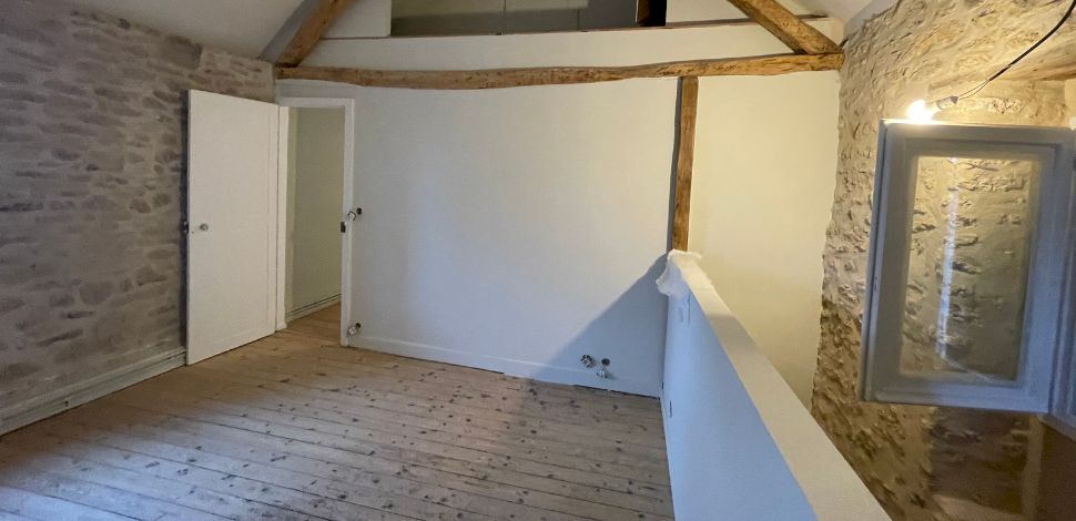 découvrez comment estimer le budget nécessaire pour la rénovation complète d’une maison de 130m2 : coûts au mètre carré, conseils d’experts et astuces pour optimiser vos dépenses.