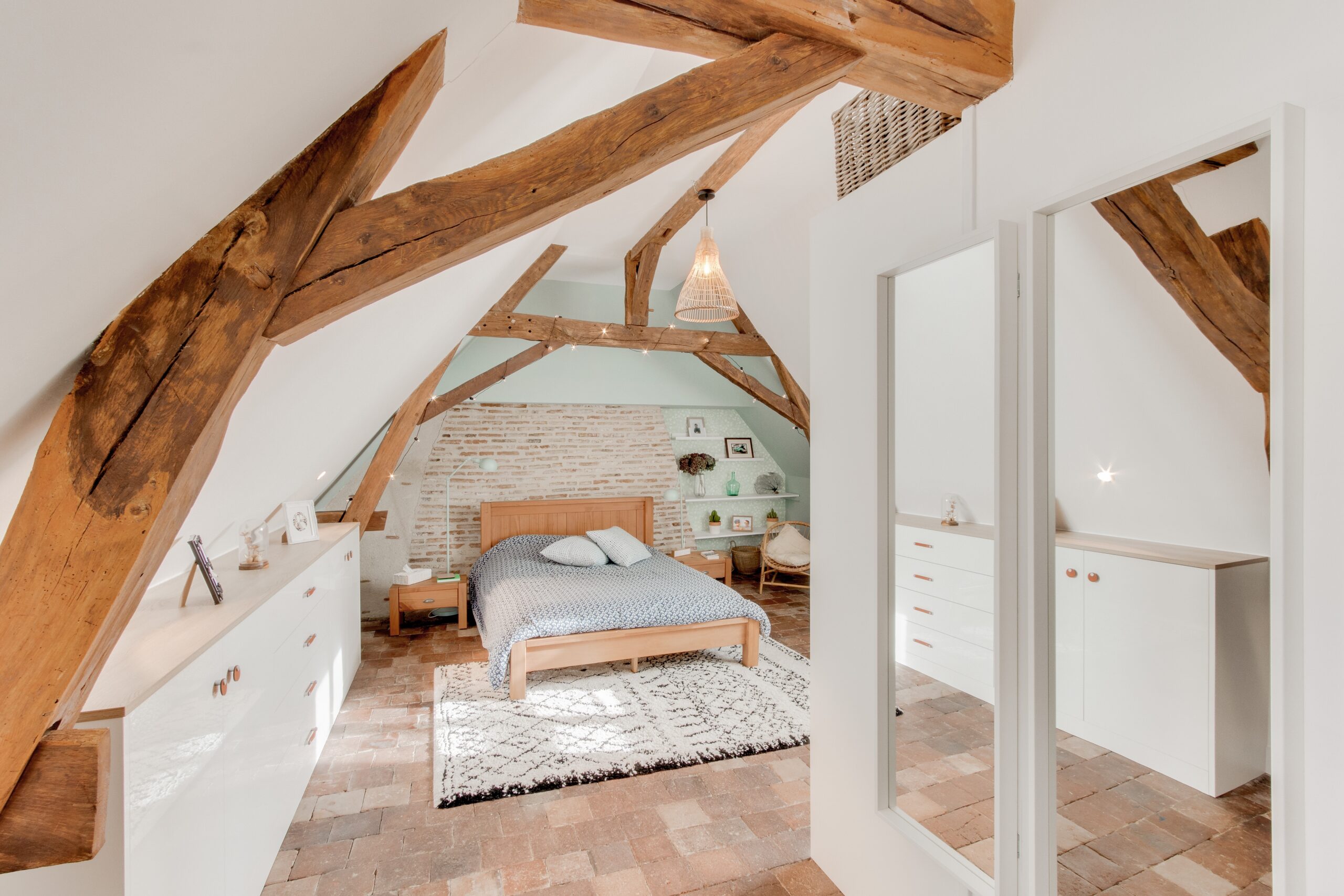 découvrez comment aménager vos chambres sous combles pour gagner de l'espace, optimiser la luminosité et créer une pièce confortable et originale dans votre maison.