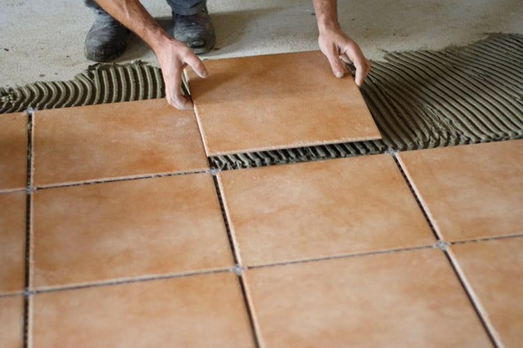 découvrez tout ce qu'il faut savoir sur le coût du carrelage : prix au mètre carré, facteurs qui influencent le tarif, exemples de devis et conseils pour bien choisir votre revêtement de sol.