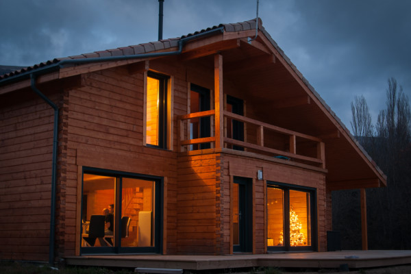 découvrez tout ce qu'il faut savoir sur le coût d'une maison en bois : prix au m2, facteurs influents, aides et conseils pour optimiser votre budget de construction.