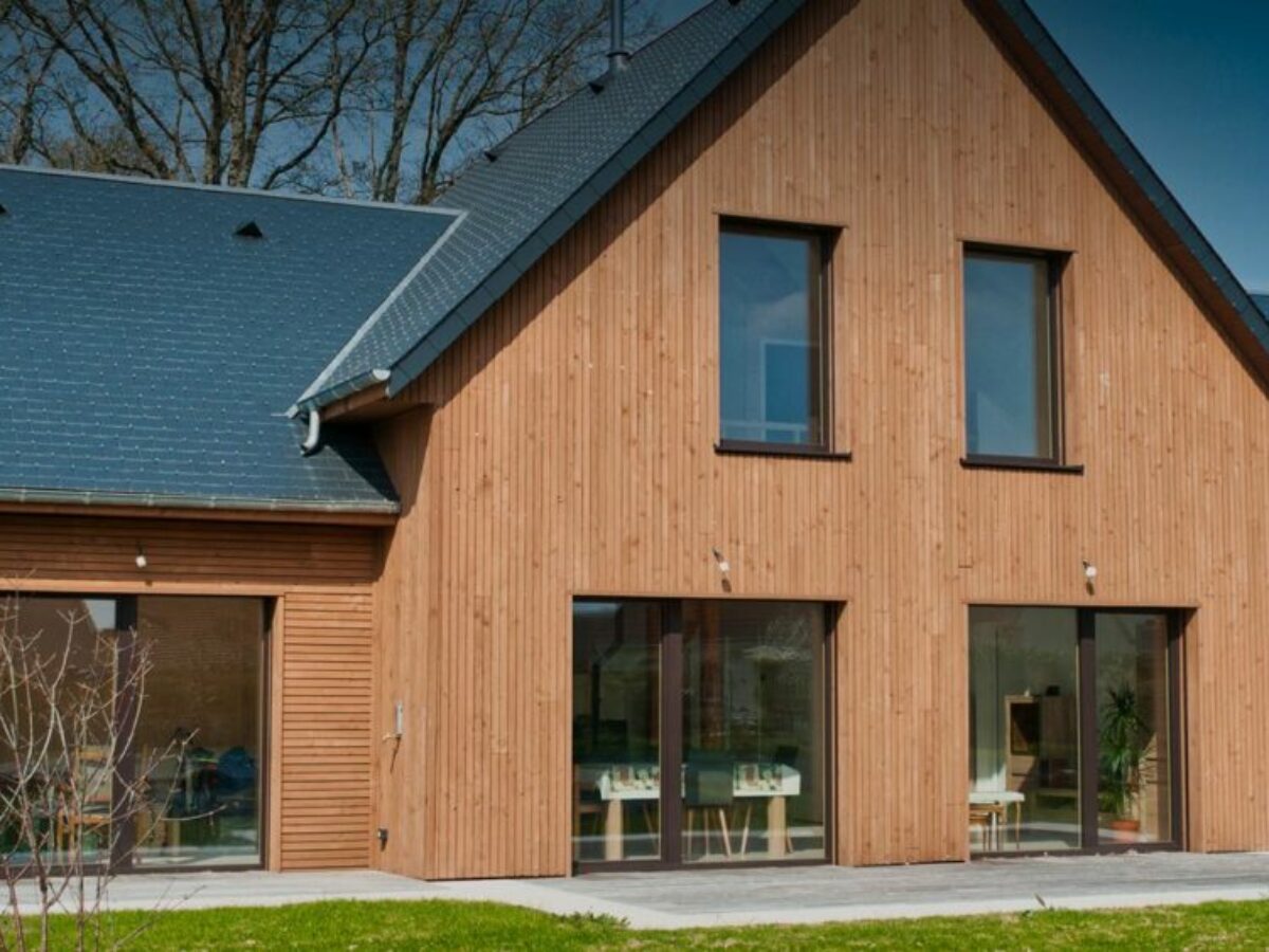 découvrez tout sur le coût d’une maison en bois : prix au m², facteurs influençant le budget, avantages, aides financières et conseils pour optimiser votre projet.