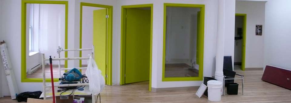 découvrez le coût moyen au m² pour vos travaux de peinture, les facteurs qui influencent le prix, ainsi que des conseils pour estimer votre budget et choisir le bon peintre.