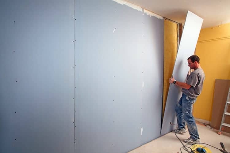 découvrez le coût des plaques de plâtre pour vos travaux de rénovation ou construction : prix au m2, facteurs qui influencent le tarif, conseils pour bien estimer votre budget.