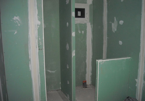 découvrez tout ce qu'il faut savoir sur le coût des plaques de plâtre : prix au m², facteurs influençant le tarif, conseils pour réduire le budget et bien choisir vos matériaux de cloisonnement.