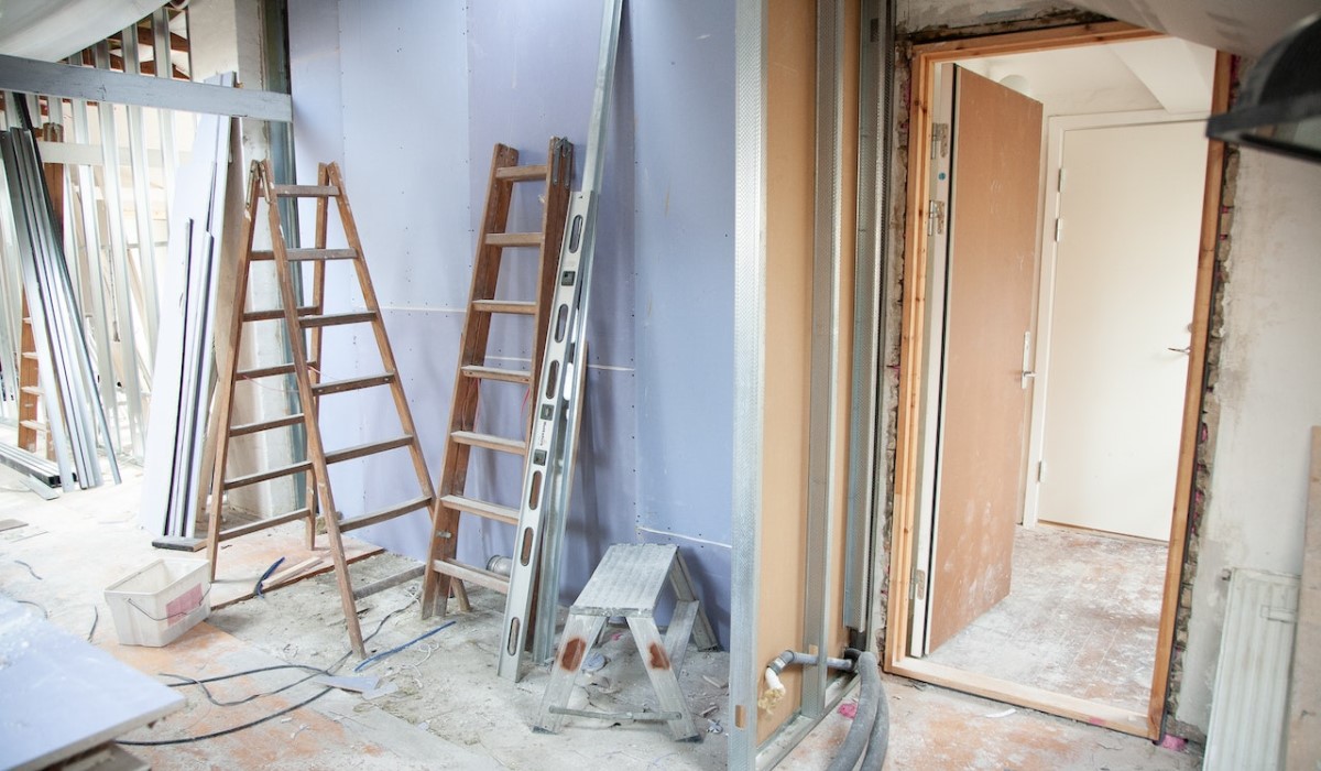 découvrez combien coûte la rénovation d’un appartement, les facteurs qui influencent le budget, et nos conseils pour estimer et optimiser vos dépenses de travaux.