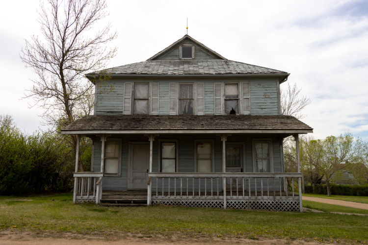 découvrez tout ce qu'il faut savoir sur le coût de la rénovation d'une ferme : fourchette de prix, travaux à prévoir, aides financières et conseils pour réussir votre projet de rénovation.