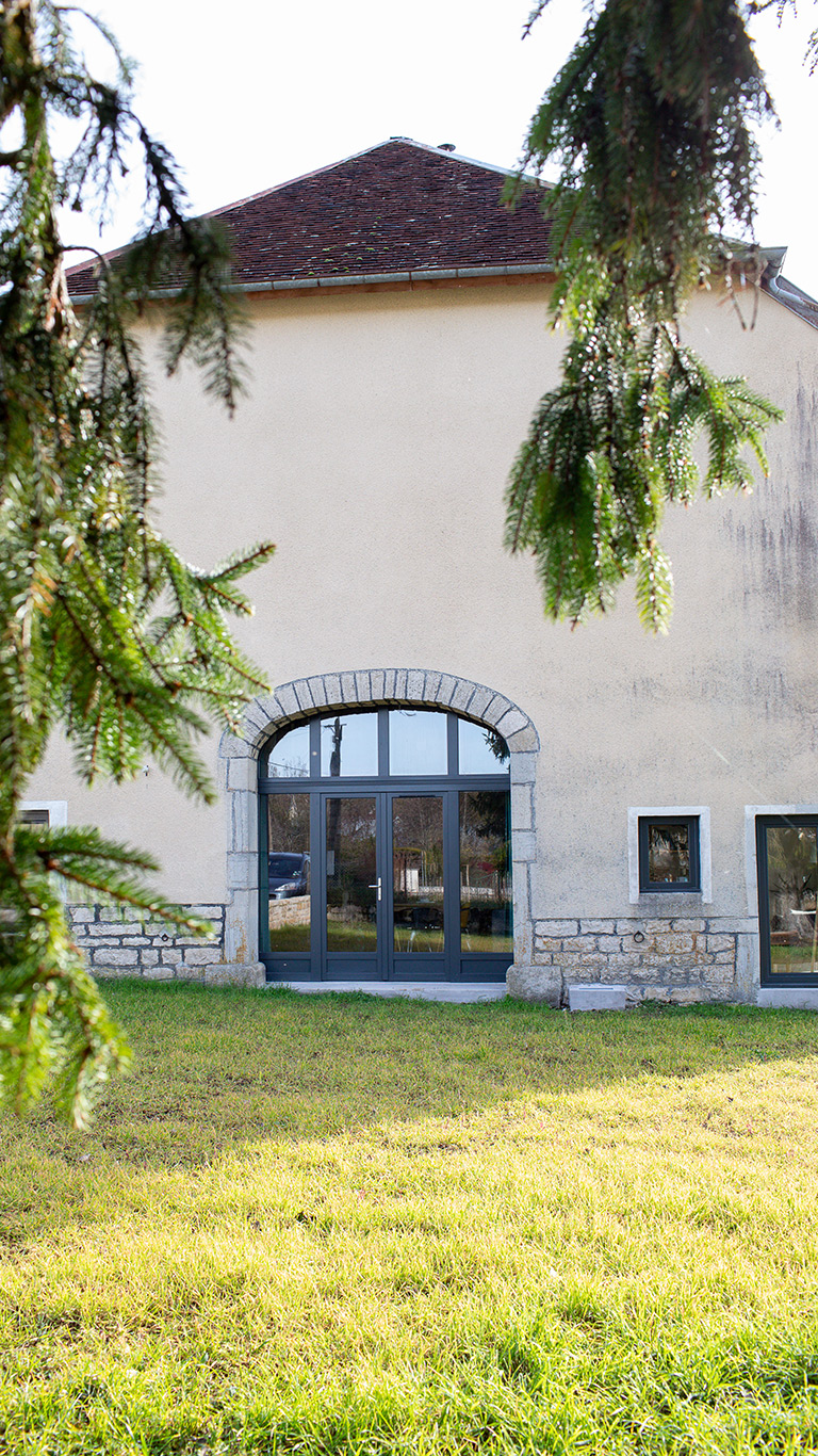 découvrez combien coûte la rénovation d’une ferme : prix moyens, facteurs à considérer, conseils pour estimer votre budget et réussir votre projet de rénovation.