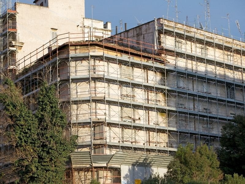 découvrez les principaux facteurs influençant le coût de rénovation d'un immeuble, les prix moyens au mètre carré, et des conseils pour estimer votre budget de travaux efficacement.