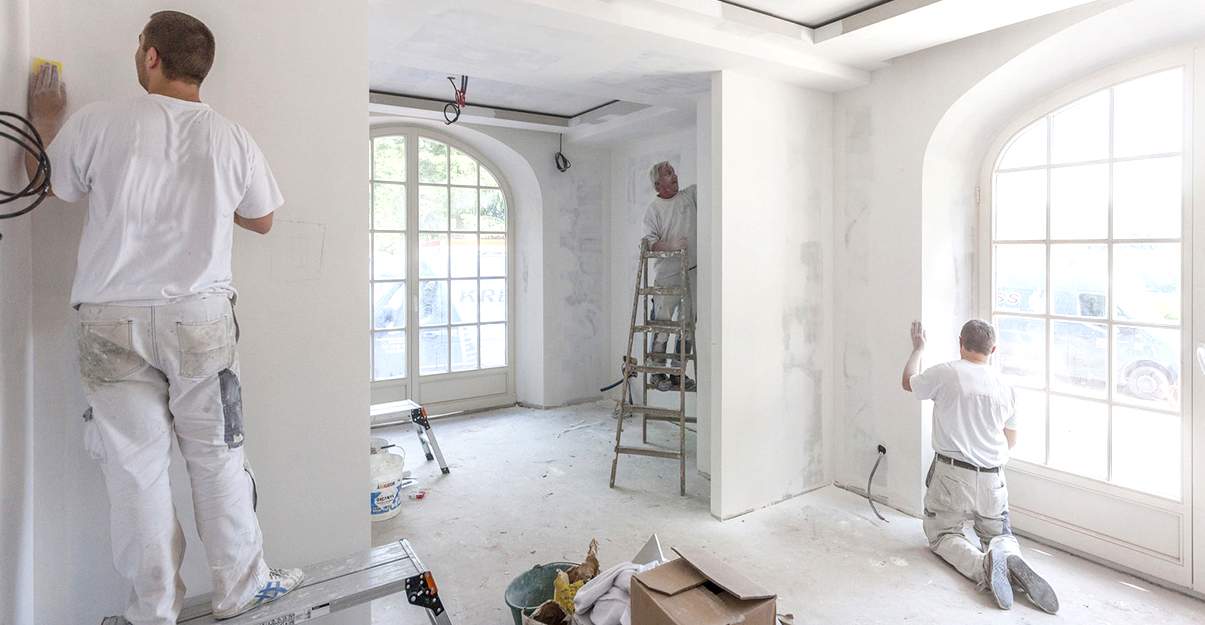 découvrez le coût de la rénovation au m2, les facteurs qui influencent le prix, et nos conseils pour estimer précisément votre budget travaux en 2024.