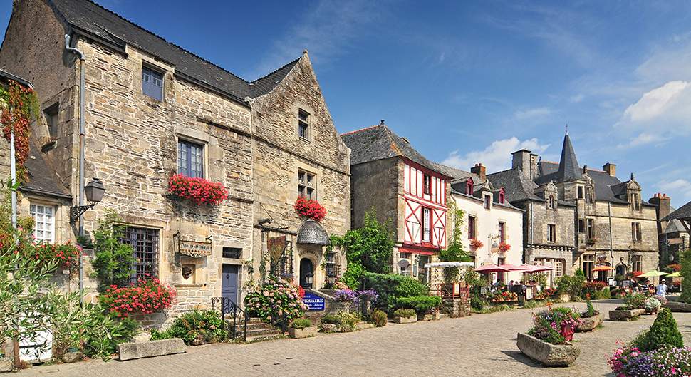 découvrez comment estimer le coût de la rénovation d'une maison ancienne : facteurs à prendre en compte, prix moyens au m², astuces pour maîtriser votre budget et réussir vos travaux de rénovation.