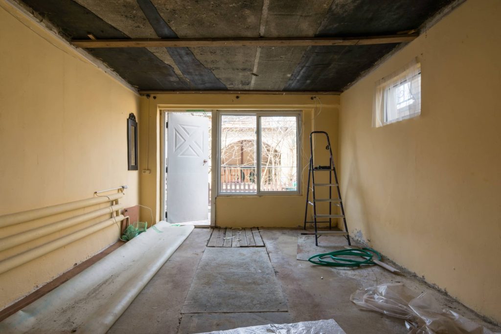 découvrez tout ce qu'il faut savoir sur le coût de la rénovation d'une maison ancienne : prix moyens, facteurs influençant le budget et conseils pour optimiser vos travaux.