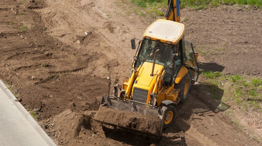découvrez tout ce qu'il faut savoir sur les coûts de terrassement : facteurs de prix, types de travaux, conseils pour estimer votre budget et comparer les devis professionnels.