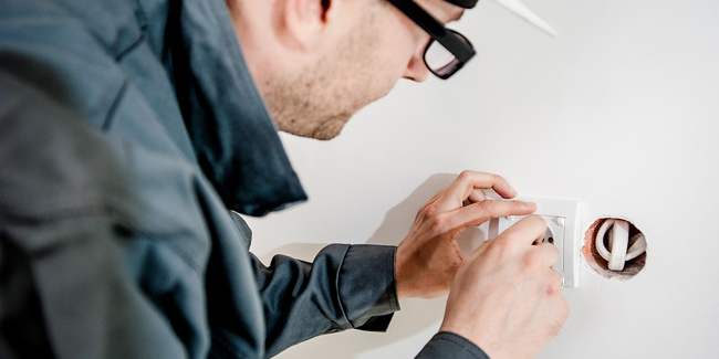 découvrez tout sur les coûts de la rénovation électrique : estimation des prix, facteurs influents, conseils pour optimiser votre budget et garantir la sécurité de votre installation.