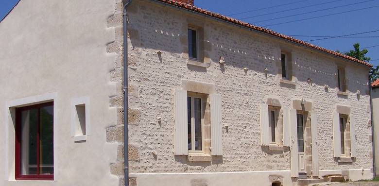 découvrez les erreurs courantes à éviter lors de la rénovation d'une maison en pierre et profitez de nos conseils d'experts pour préserver l'authenticité et la solidité de votre habitat.