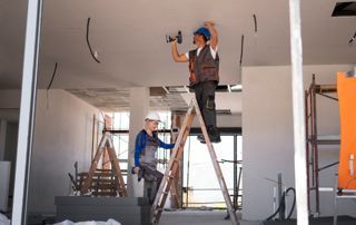 découvrez comment estimer le prix de la rénovation d'une chambre : conseils pour évaluer le budget, les travaux à prévoir, les matériaux et astuces pour optimiser vos dépenses.