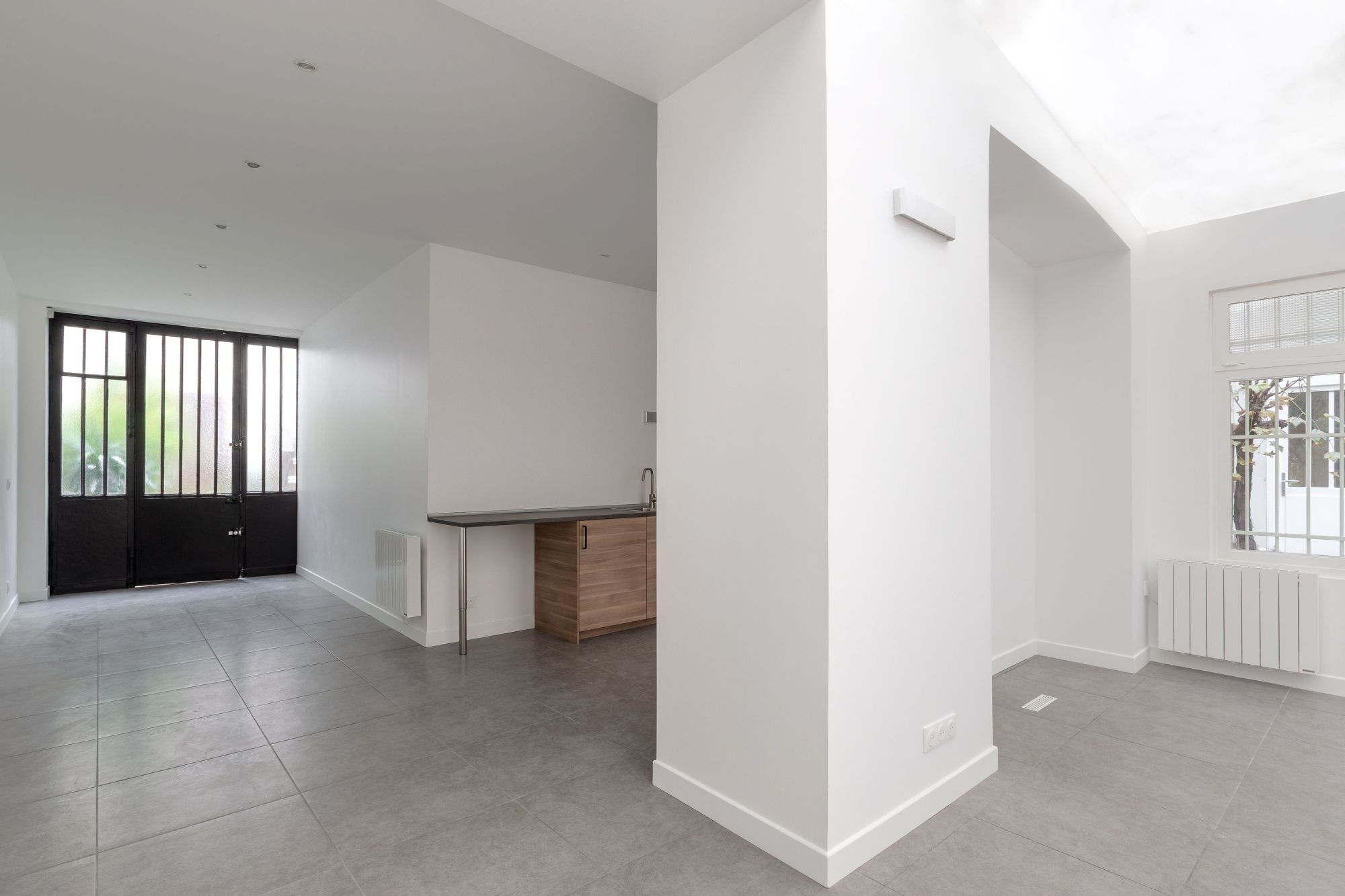 découvrez nos services de finitions pour la rénovation d'appartements haussmanniens ou d'immeubles du 19e siècle à paris : plâtrerie, moulures, peinture et restauration de l'ancien, pour un résultat élégant et authentique.
