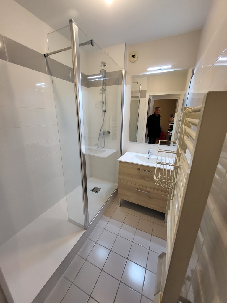 découvrez nos conseils et solutions pour l'installation d'une salle de bain fonctionnelle et esthétique. guide complet, étapes clés et astuces pour réussir votre projet de rénovation.