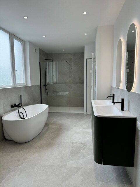 confiez la pose de votre salle de bain à des professionnels qualifiés. bénéficiez d’une installation soignée, rapide et conforme à vos attentes pour une salle de bain moderne et fonctionnelle.