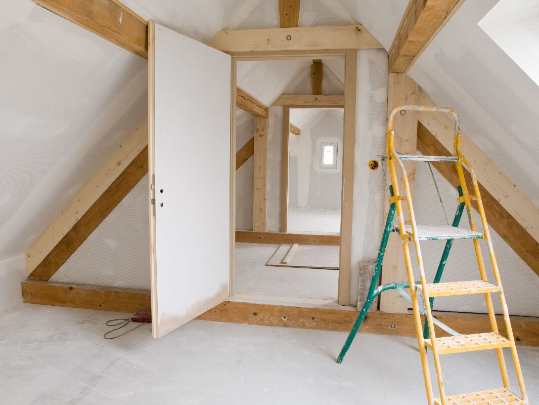 découvrez tout ce qu'il faut savoir sur le prix d'aménagement des combles : tarifs détaillés, conseils pour estimer votre budget et astuces pour optimiser le coût de vos travaux.