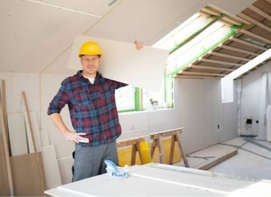 découvrez le prix d'installation des plaques de plâtre : estimation des coûts au m², facteurs influençant le tarif, conseils pour obtenir un devis et réussir vos travaux de plâtrerie.