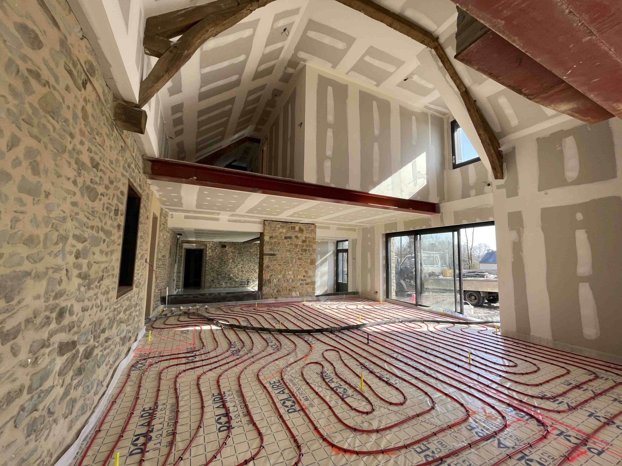 découvrez les facteurs influençant le prix de rénovation d'une longère, les fourchettes de tarifs au m² et nos conseils pour estimer votre budget et réussir votre projet en toute sérénité.