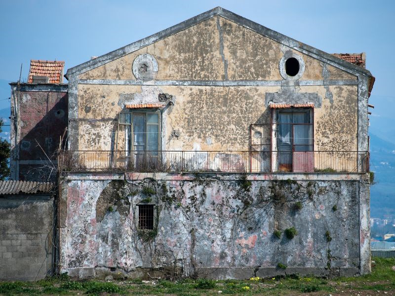 découvrez tout ce qu'il faut savoir sur le prix de la rénovation d'une maison : coûts moyens, facteurs à prendre en compte, et conseils pour maîtriser votre budget travaux.