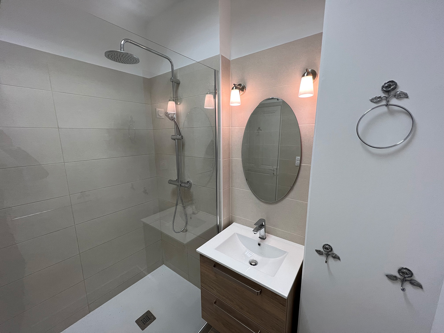 découvrez nos conseils et inspirations pour la refonte de votre salle de bain : idées de rénovation, choix des matériaux et astuces pour optimiser l'espace et le confort.