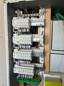 besoin de remplacer un tableau électrique à paris 75010 ? intervention rapide, électriciens qualifiés, devis gratuit. sécurité et conformité aux normes en vigueur.