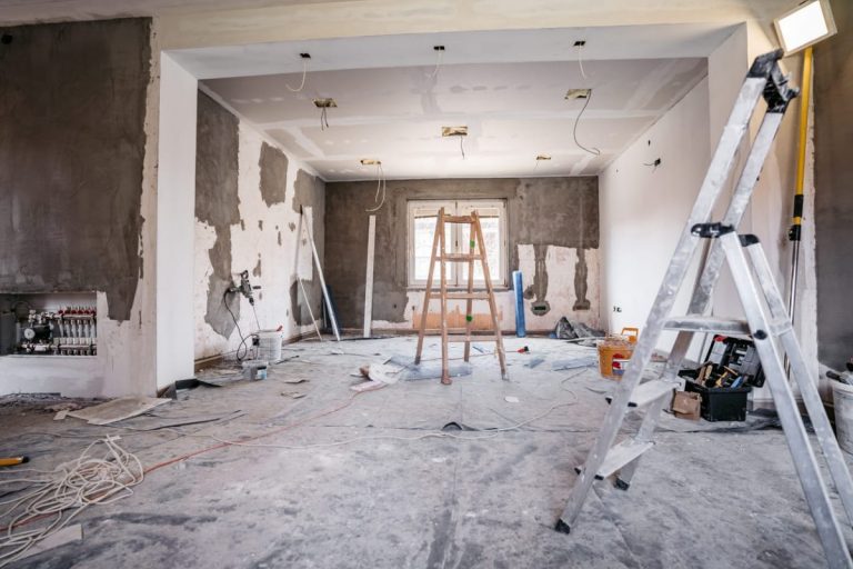 découvrez nos conseils et solutions pour la rénovation électrique de votre maison ou appartement : sécurité, normes, installation et devis avec des professionnels qualifiés.