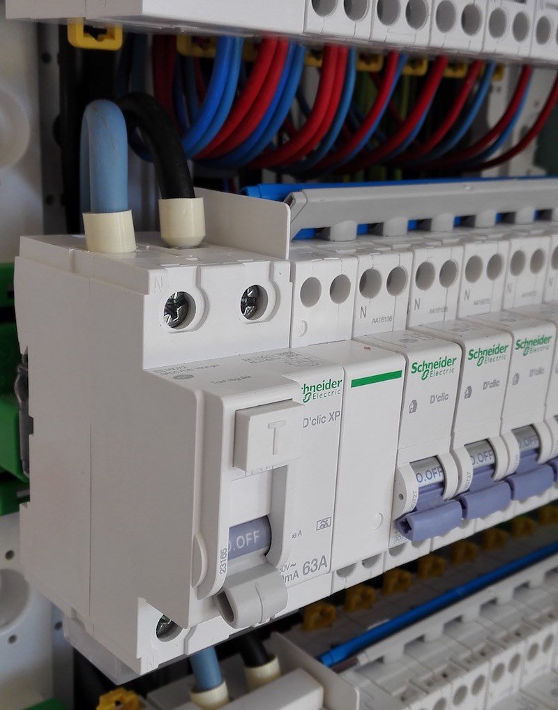 confiez la rénovation électrique de votre appartement à des experts. sécurité, conformité, modernisation des installations : assurez un logement sûr et performant grâce à nos services.