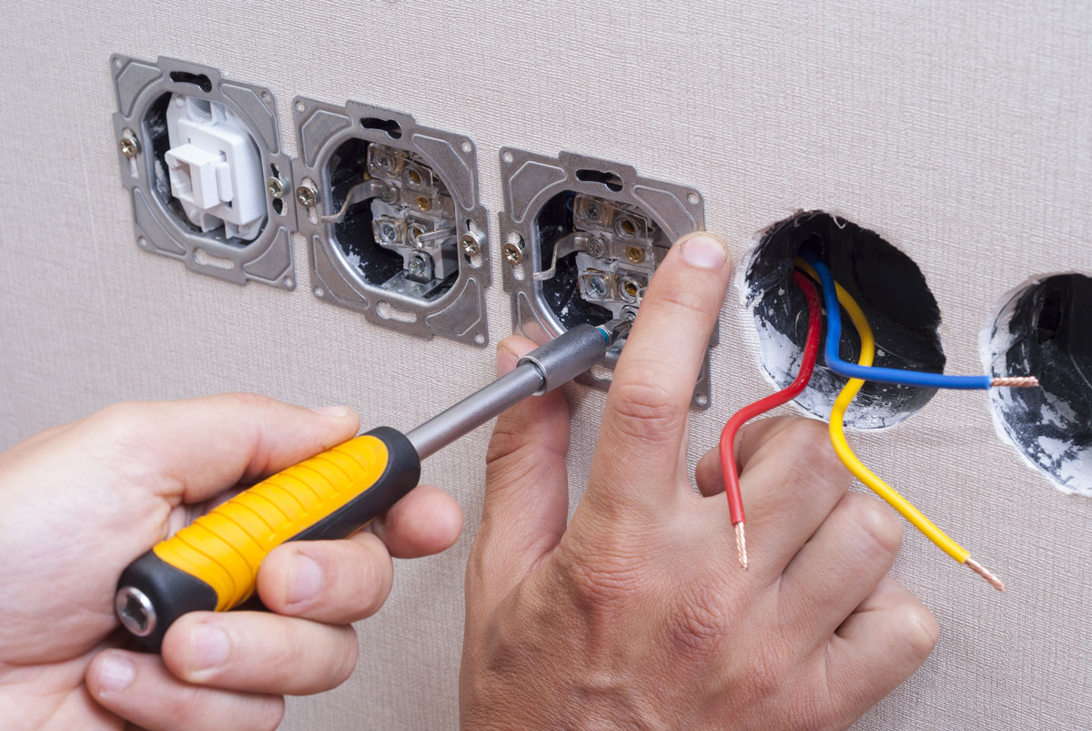 découvrez nos conseils et étapes clés pour réussir votre rénovation électrique en toute sécurité et conformité. améliorez votre installation et assurez le confort de votre logement !