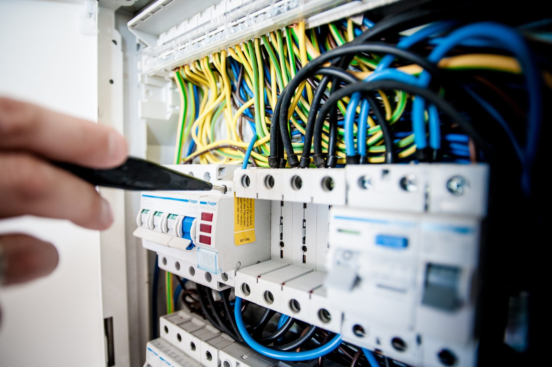 confiez votre rénovation électrique à des experts. rénovation complète, mise aux normes et sécurité assurée pour votre logement ou local professionnel. devis gratuit et interventions rapides.