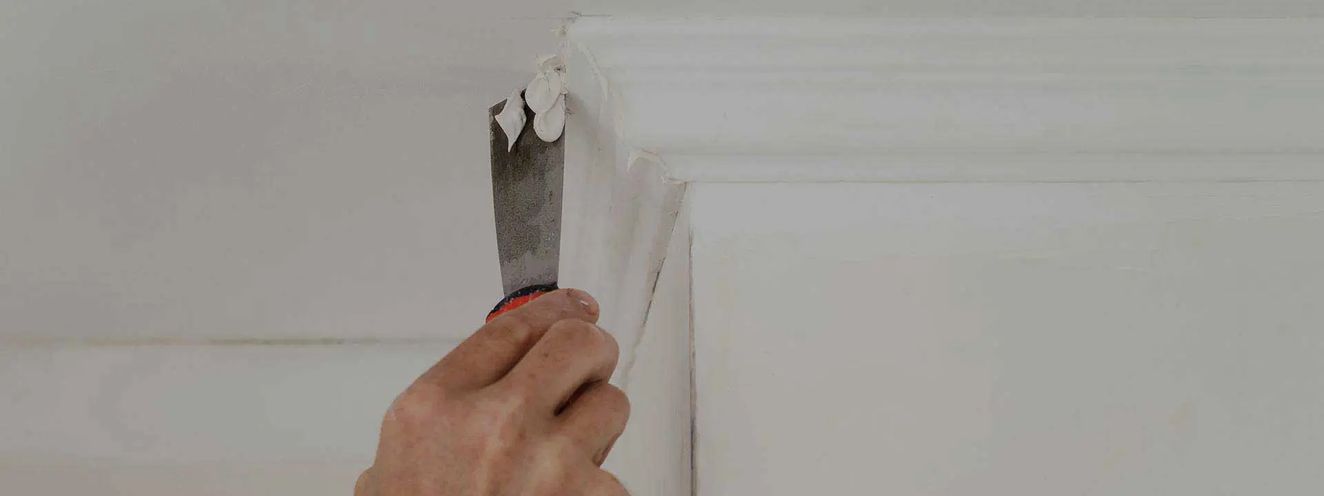 spécialiste de la rénovation de moulures à paris 75009, nous redonnons charme et élégance à vos intérieurs. devis gratuit et interventions rapides pour particuliers et professionnels.