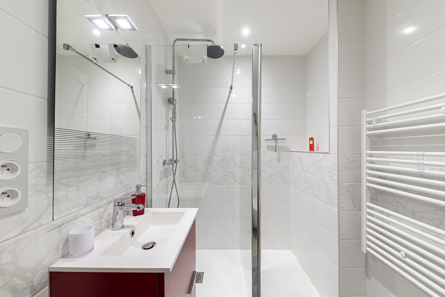 découvrez nos conseils et idées pour la rénovation de votre salle de bain : aménagement, matériaux, astuces déco et tendances pour transformer votre espace en véritable havre de bien-être.