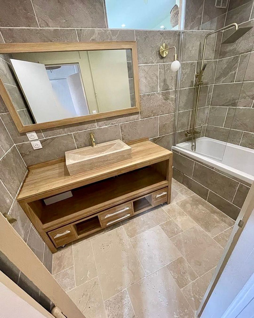 confiez la rénovation de votre salle de bain à des experts et transformez votre espace en un lieu moderne, fonctionnel et élégant. demandez votre devis gratuit dès aujourd'hui !