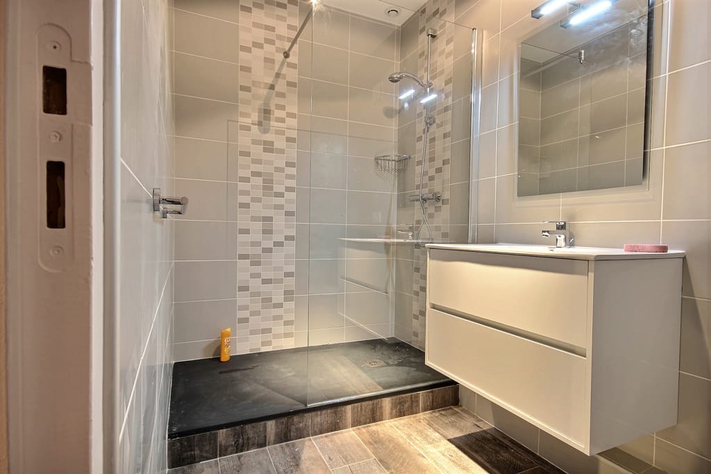 envie de moderniser votre salle de bain ? découvrez nos conseils pratiques et idées tendances pour réussir la rénovation de votre salle de bain et transformer votre espace en un lieu fonctionnel et élégant.