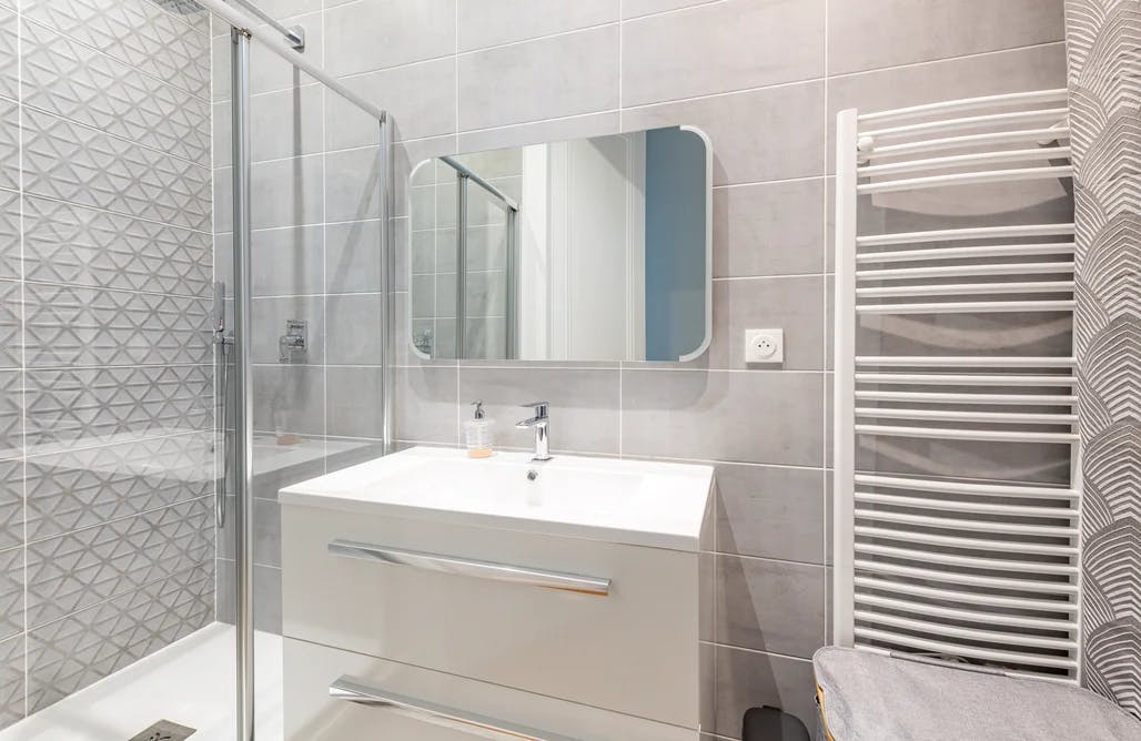 découvrez comment transformer une salle de bain de 50 m² avec des idées de rénovation modernes, des conseils pratiques et des astuces pour optimiser l'espace, le confort et la décoration.